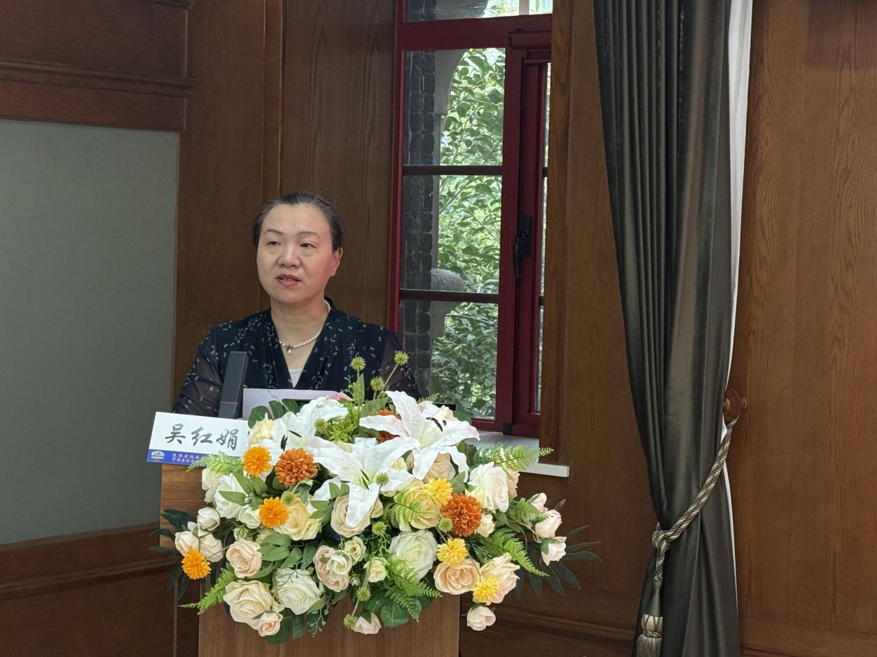 副会长吴红娟宣读批复文件和《专业委员会管理办法》.png
